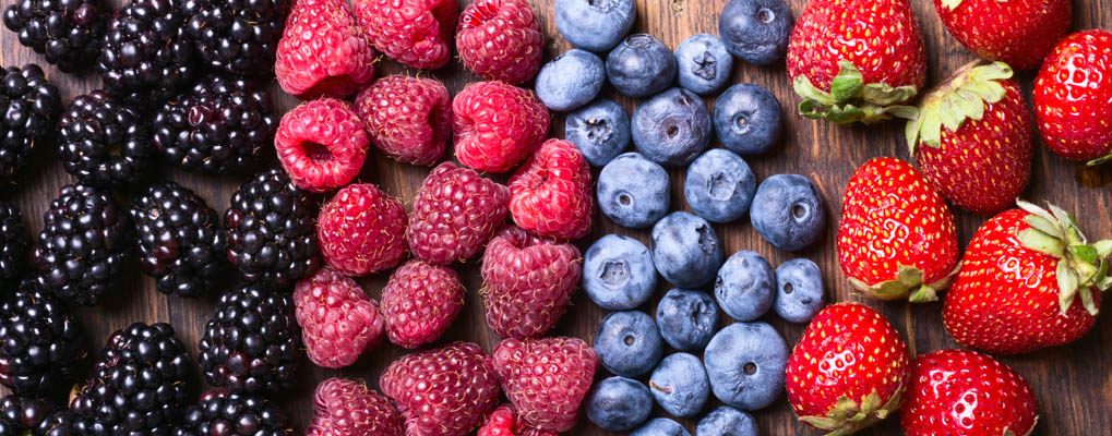 Ein Bild mit verschiedenen Beeren darunter Brombeeren Himbeeren Blaubeeren und Erdbeeren