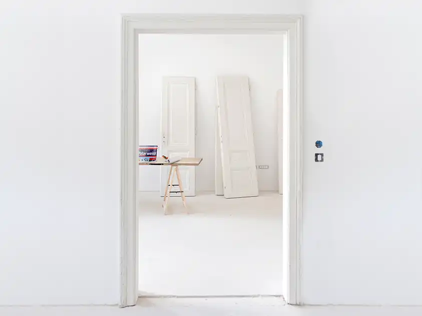 moderne Wohnung mit weißer Türzarge