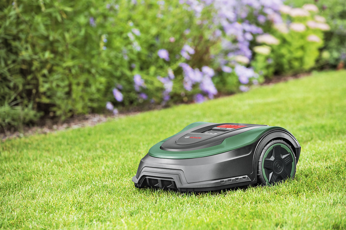 Mähroboter in schwarz grün der am mähen ist