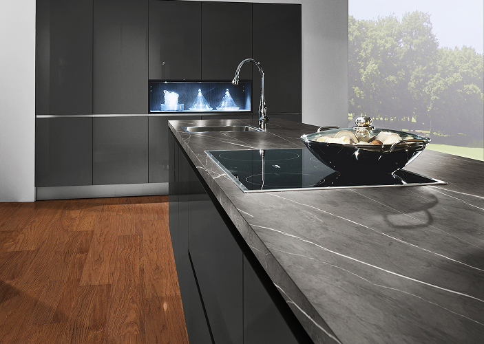 Moderne dunkle Küche 