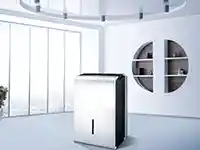 Ein moderner Luftreiniger steht in einem hellen Raum mit großen Fenstern und runden Regalen.