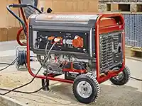 Ein mobiler Generator liefert Strom auf einer Baustelle.