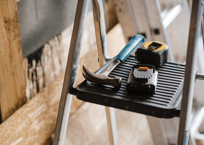 Leiter und dadrauf Zubehör zum Bauen und Renovieren 