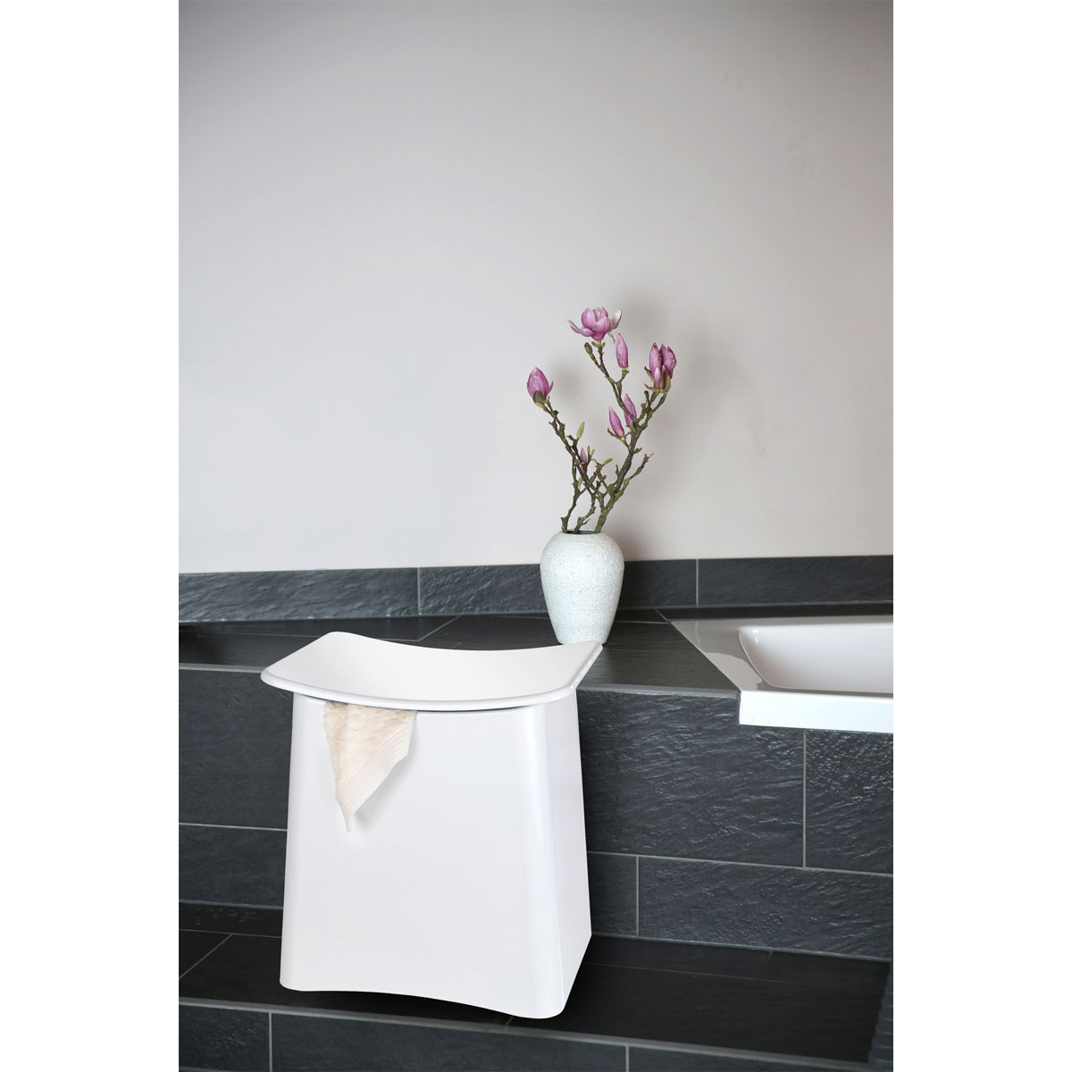 Wenko  2in1 Hocker Wing Weiß Badhocker mit herausnehmbarem Wäschesack Bild 7