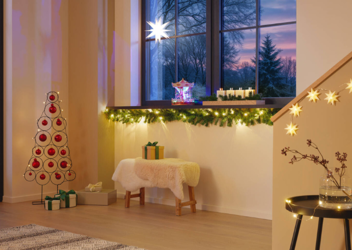 Weihnachtliche Szene in einem Haus, verschiedene weihnachtliche Details Weihnachtliche Szene in einem Haus, verschiedene weihnachtliche Details