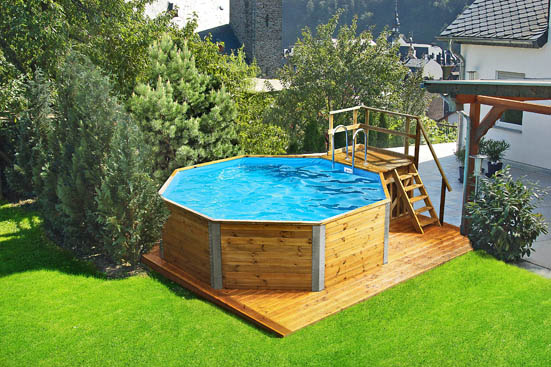 Ein Holzpool der im Garten steht mit Trittleiter