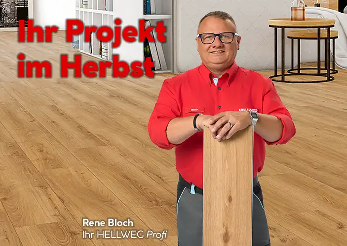 Ein männlicher Hellweg Profi mit Bodenbelag in der Hand 