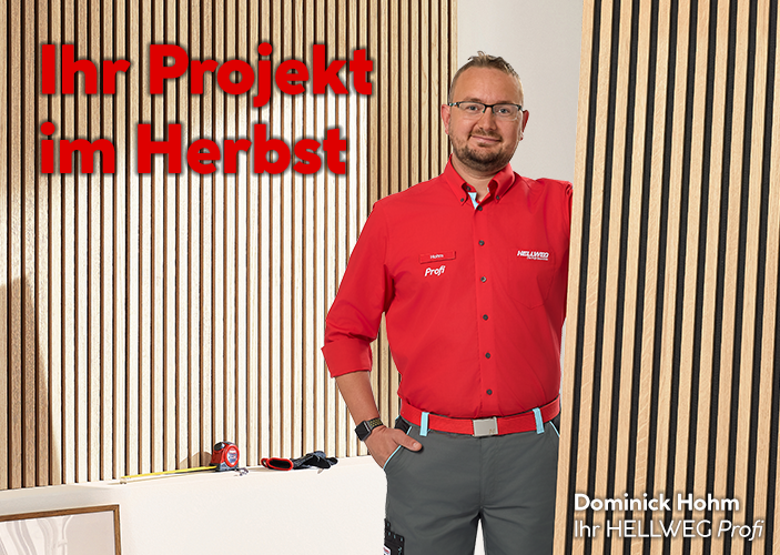 Ein männlicher Hellweg Profi mit Paneel in der Hand 