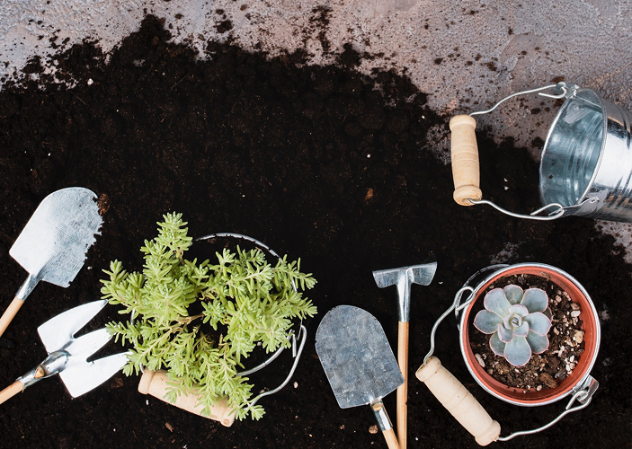 Erde auf dem Boden verteilt und auf der Erde verschiedenster Zubehör für einen Garten