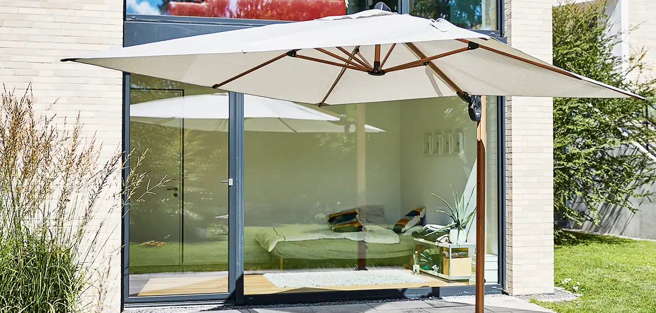 Sonnenschirm weiß Terrasse