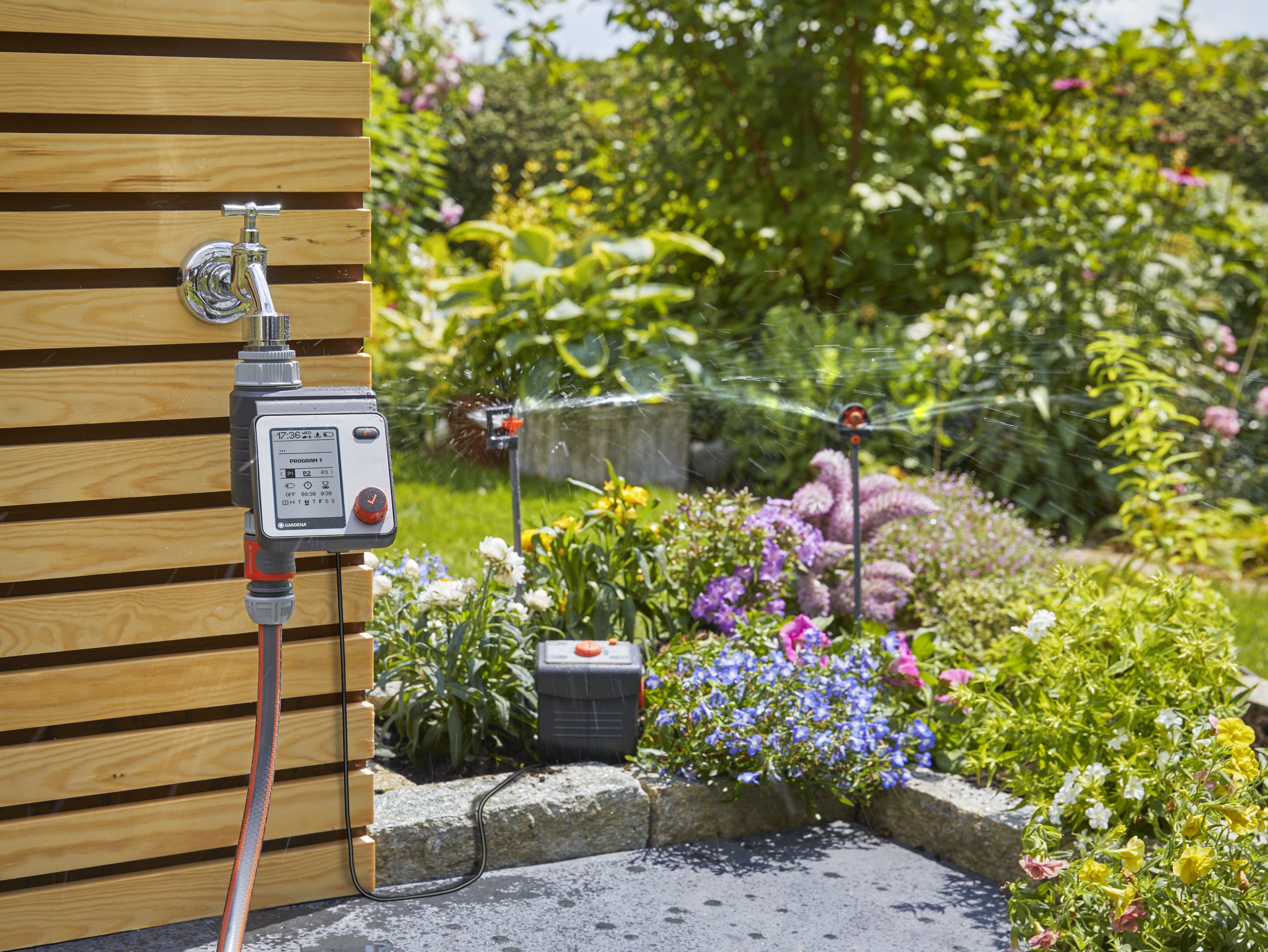 Bewässerungsuhr angeschlossen an einem Wasserhahn im Garten