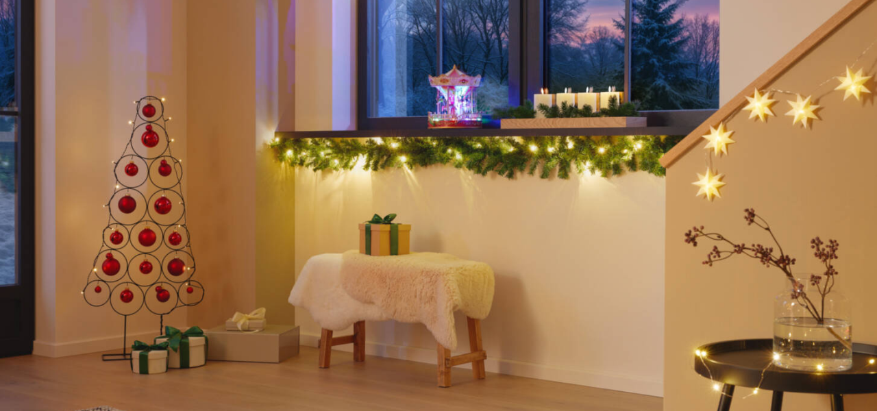 Weihnachtliche Szene in einem Haus, verschiedene weihnachtliche Details Weihnachtliche Szene in einem Haus, verschiedene weihnachtliche Details