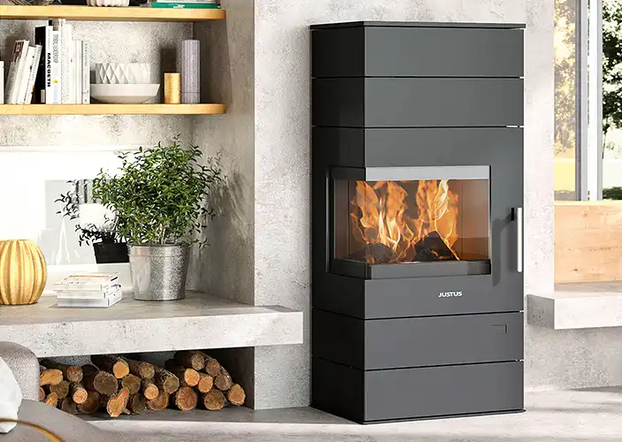Schwarzer Kamin mit brennendem Feuer, platziert in einem gemütlichen Zuhause
