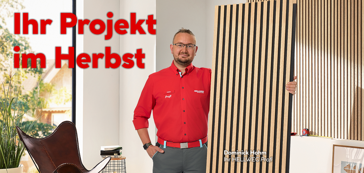 Ein männlicher Hellweg Profi mit Paneel in der Hand 