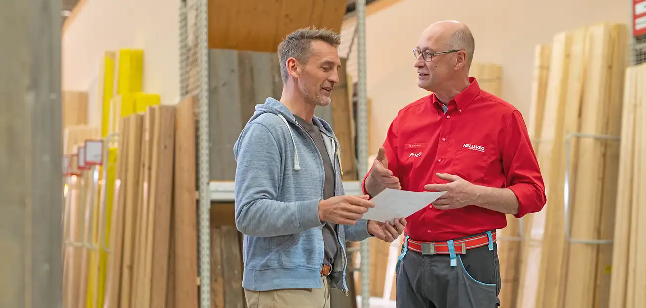 HELLWEG Profi berät Mann zu Holz HELLWEG Profi berät Mann zu Holz