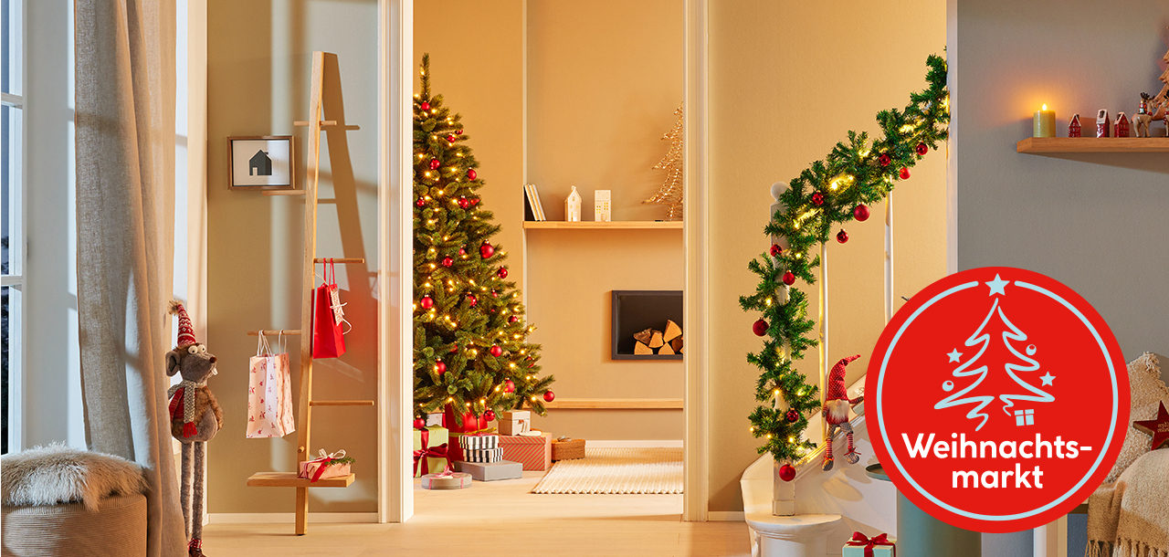 Einige Weihnachtsartikel im Wohnzimmer eingerichtet 