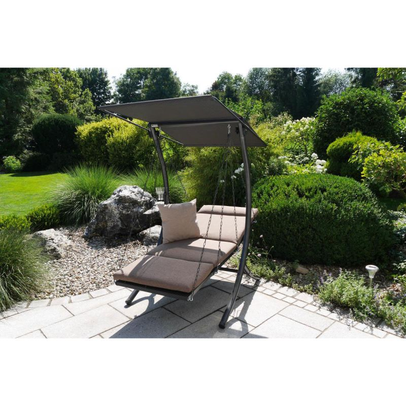 Sonnenliege im Garten in beige mit einem Kissen