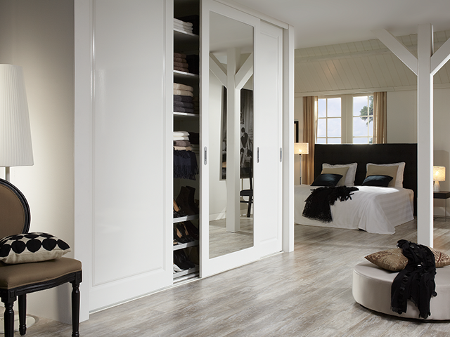 Hibitaro Kleiderschrank im Schlafzimmer weiß