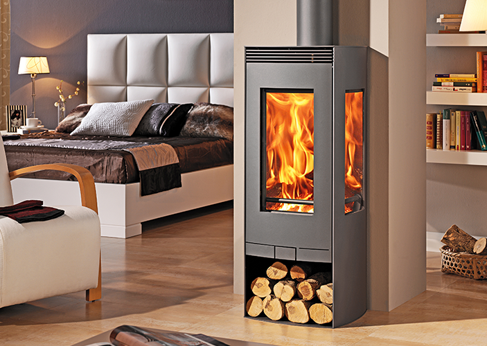 Moderner Kamin am brennen, in einem gemütlichen Zuhause