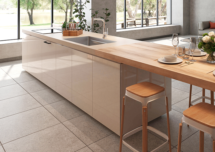 Helle Küche mit Holzoptik und eingelassener Spüle