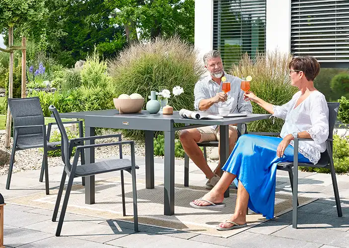Ehepaar auf Terrasse mit Lounge klein