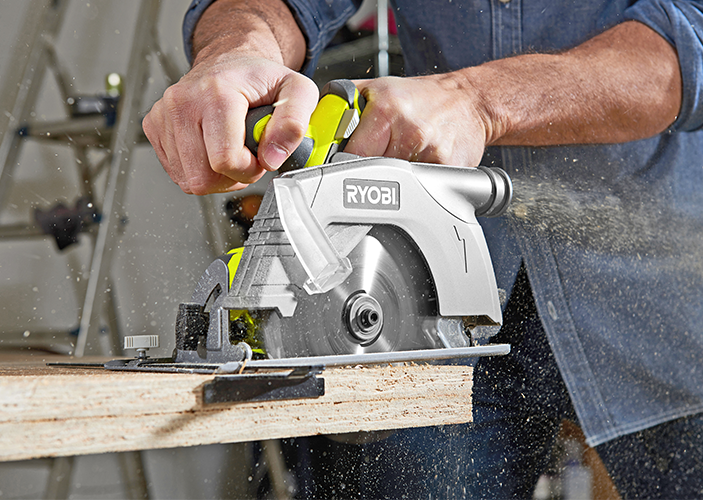 Elektrowerkzeug wird benutzt 