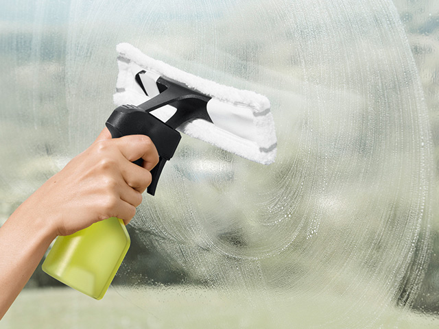Kaercher_Fenstersauger Fensterputzen Nahaufnahme beim Wischen