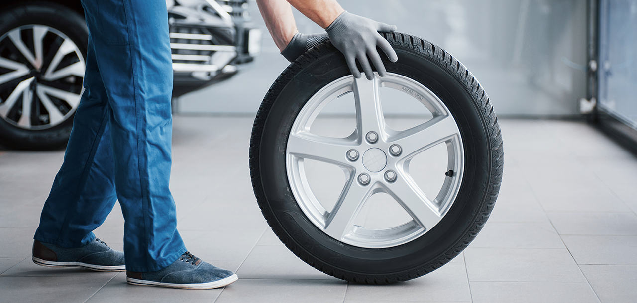 Autoreifen wird festgehalten