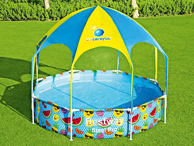 Ein bunt gemustertes Planschbecken mit Sonnenschutz.