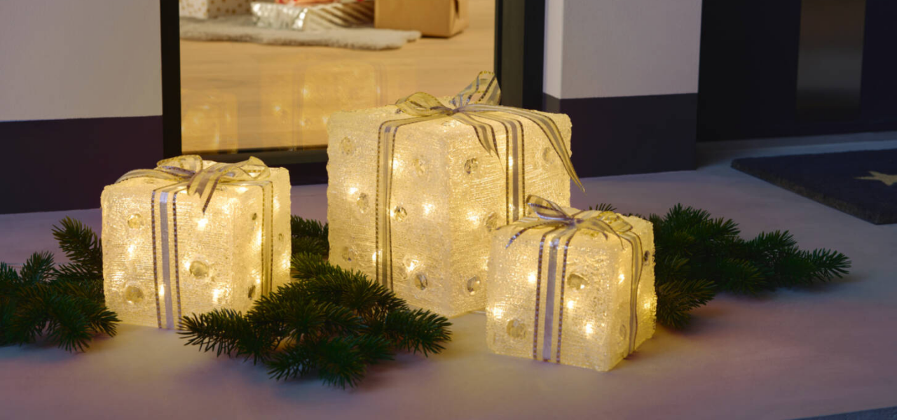 drei beleuchtete Geschenke, draußen drei beleuchtete Geschenke, draußen