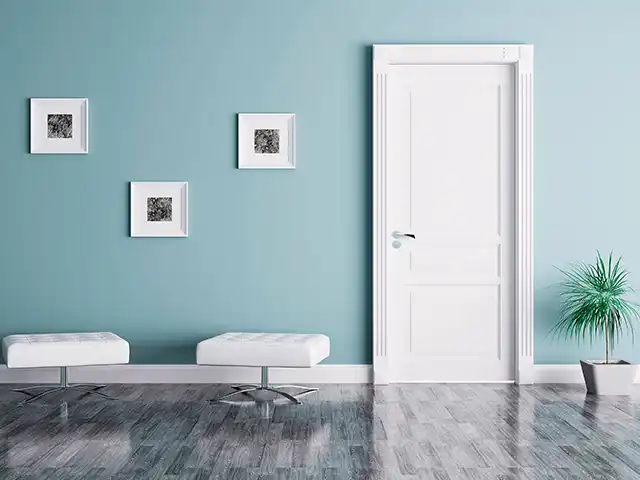 Weiße Zimmertür mit Türkisfarbener Wand und Deko