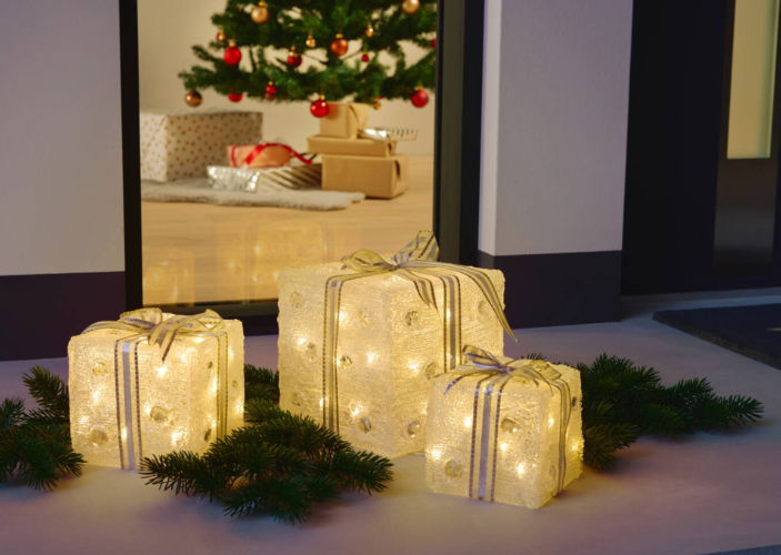 drei beleuchtete Geschenke, draußen drei beleuchtete Geschenke, draußen