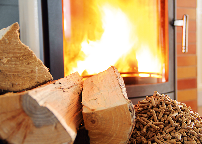 Brennstoffe vor einem Kaminofen Brennstoffe vor einem Kaminofen