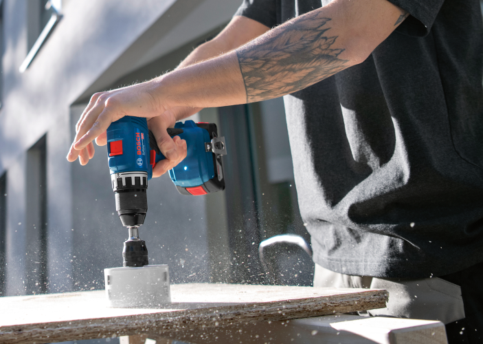 Akkuschrauber von Bosch wird benutzt