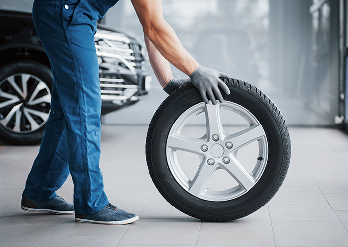 Autoreifen wird festgehalten